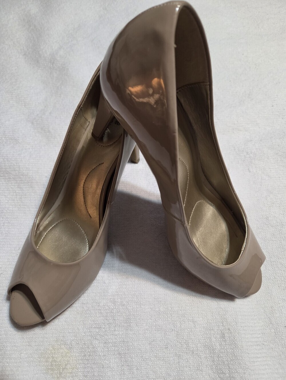 Bandolino Women’s Patent Peep-Toe High Heels in Nude. Sx 9M